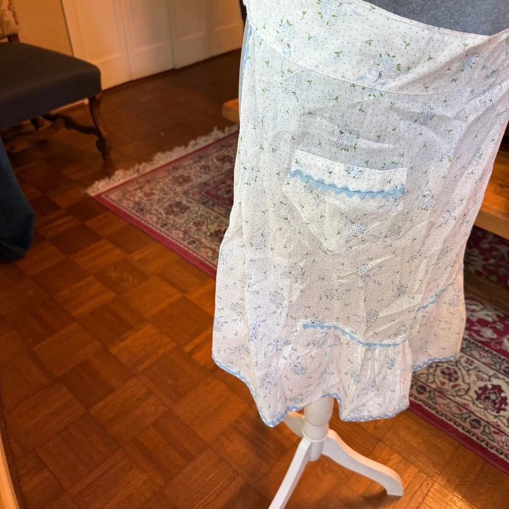 Vtg half apron light blue floral pattern side pocket ruffled hem rick-rack trim